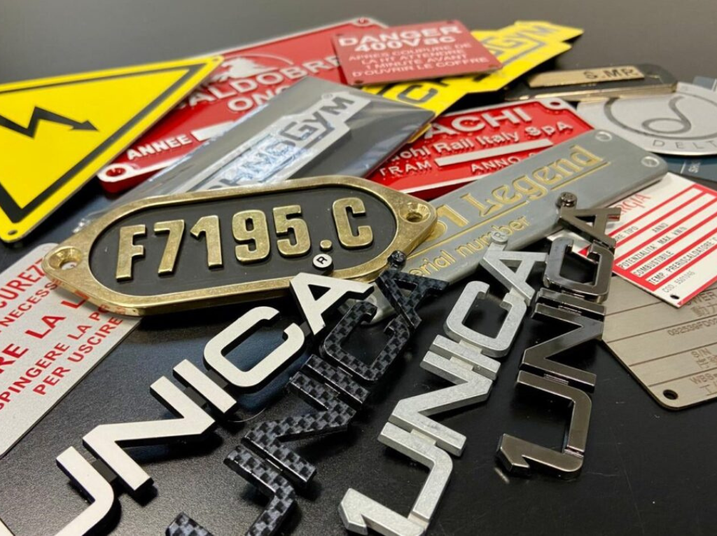 esempi di targhette metalliche