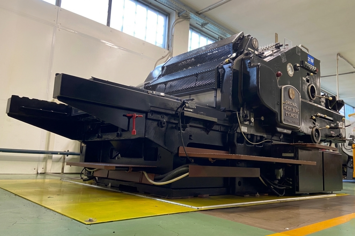 Operatore reparto serigrafia al lavoro