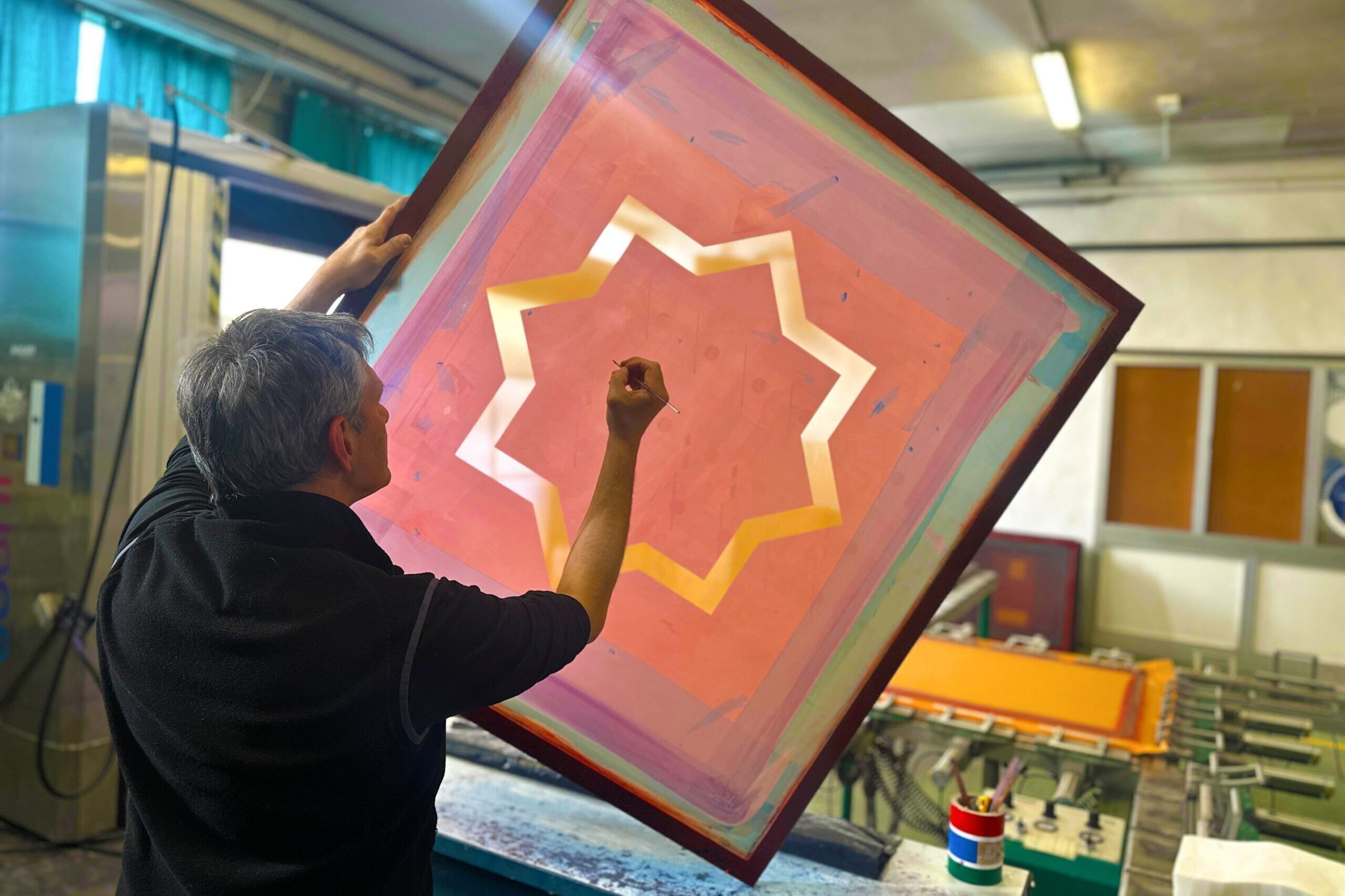 Operatore reparto serigrafia al lavoro